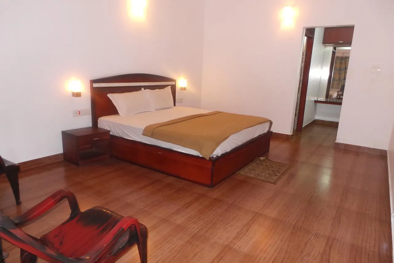 ホテル Suryagayathri Inn ビサーリー